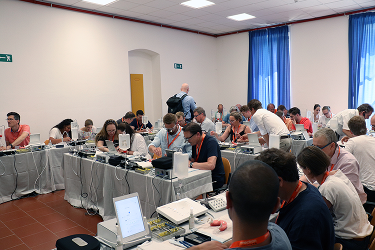 Ob für ZFAs, DHs, niedergelassene Zahnärztinnen und -ärzte oder Oralchirurginnen und -chirurgen in der Klinik: Bei den Weiterbildungsformaten von mectron ist mit Sicherheit für jeden ein passendes Angebot dabei.