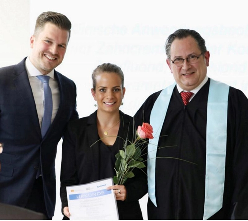 Verleihung des meridol®-Preises an Frau Elenea Di Leonardo durch Herrn Gereon Otto (l.) und Prof. Dr. Georg Gaßmann (r.).