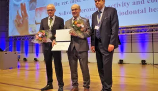 Die Preisträger OA PD Dr. Alexander Welk (l.) und PD Dr. rer. nat. Dr. rer. med. habil. Harald Below (Mitte)  wurden von Prof. Dr. Michael Walter, für ihre wissenschaftliche Arbeit gewürdigt. Dr. rer. med. Christian Schwahn war abwesend.