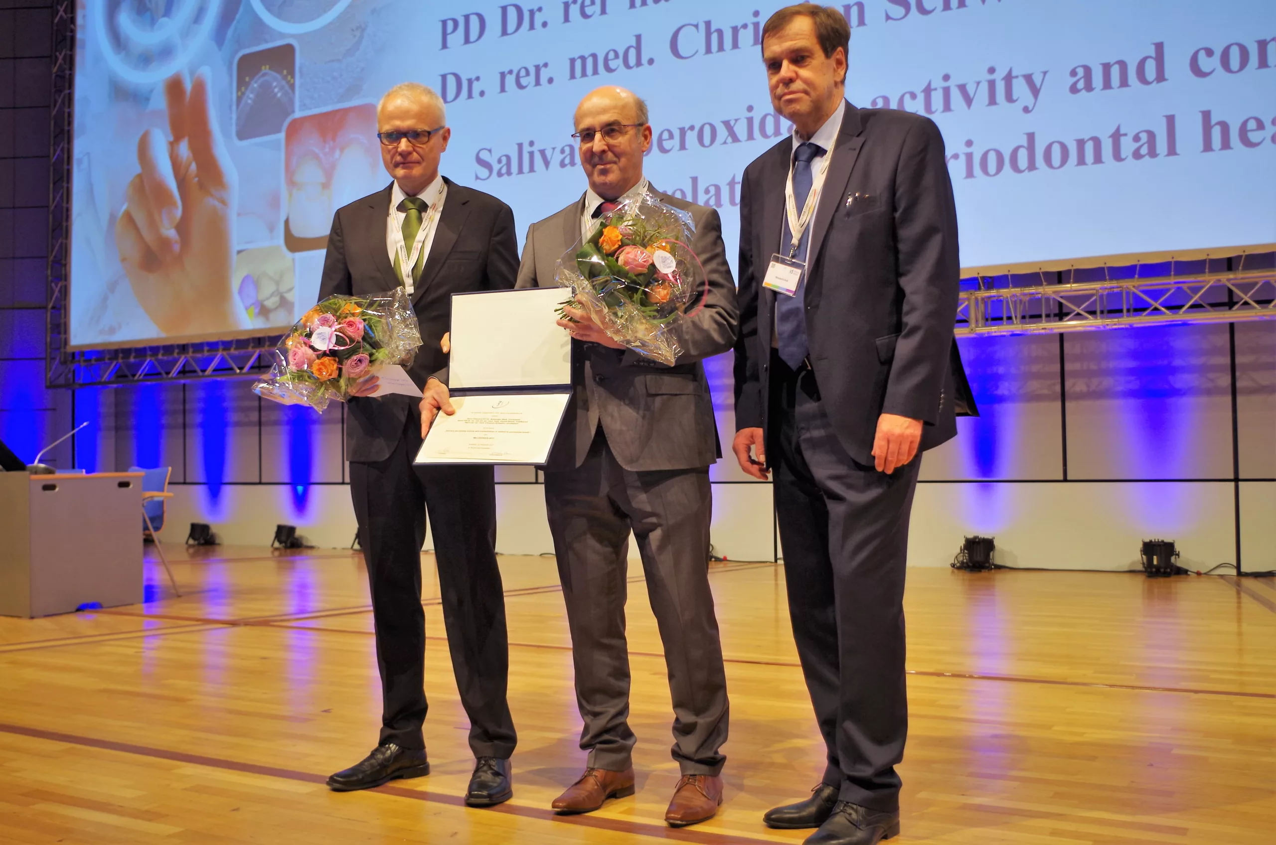 Die Preisträger OA PD Dr. Alexander Welk (l.) und PD Dr. rer. nat. Dr. rer. med. habil. Harald Below (Mitte)  wurden von Prof. Dr. Michael Walter, für ihre wissenschaftliche Arbeit gewürdigt. Dr. rer. med. Christian Schwahn war abwesend.