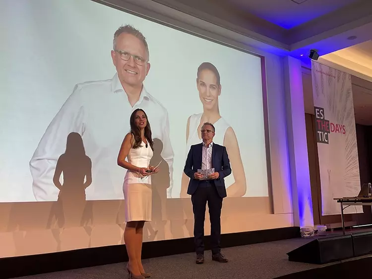 Das sympathische Moderatorenduo Kristina Sterz und Dr. Kay Vietor führt durch den Kongress.