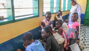 Dentists for Africa (DfA) ist eine humanitäre Hilfsorganisation aus Deutschland, die die lokale Bevölkerung in Kenia mit sozialen und zahnärztlichen Projekten stärkt und fördert