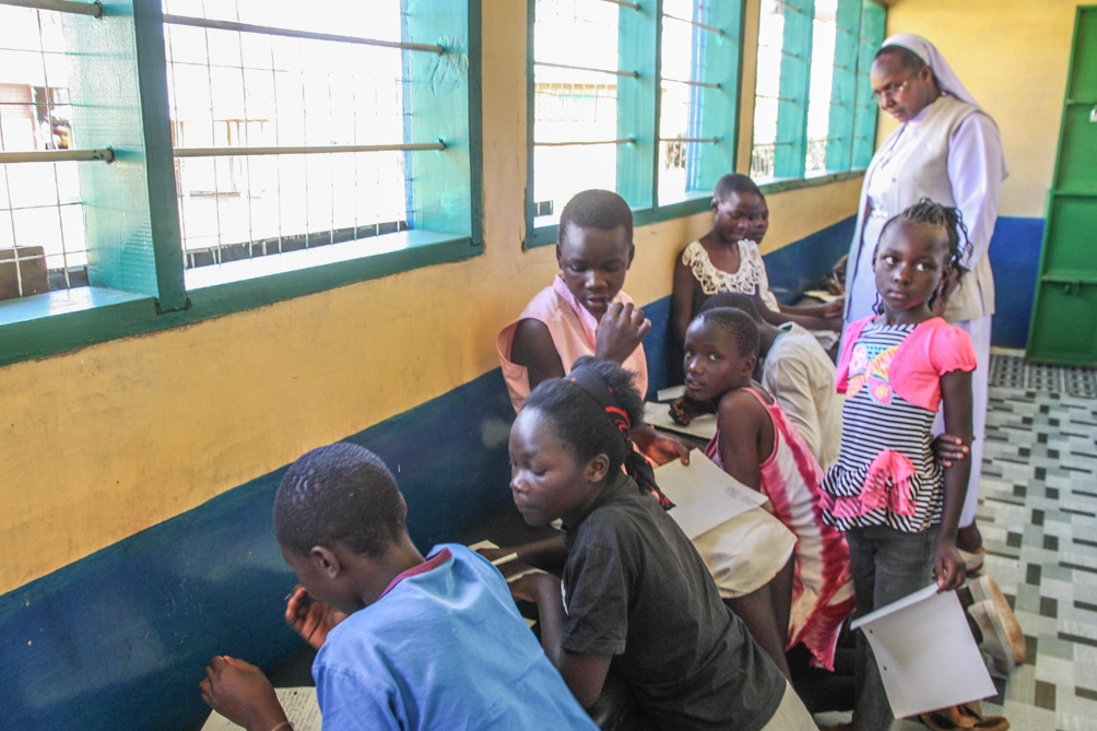 Dentists for Africa (DfA) ist eine humanitäre Hilfsorganisation aus Deutschland, die die lokale Bevölkerung in Kenia mit sozialen und zahnärztlichen Projekten stärkt und fördert