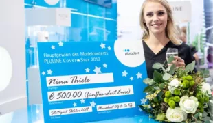 Das frisch gekürte Pluradent-Model Nina Thiele freut sich über ihren Hauptgewinn.