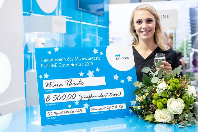 Das frisch gekürte Pluradent-Model Nina Thiele freut sich über ihren Hauptgewinn.