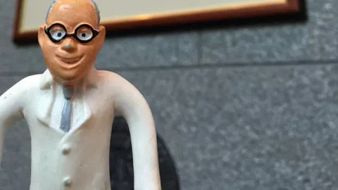 Der proDente Zahnarzt „Servatius Sauberzahn“ steht als Biegepüppchen für jeden Fotospaß bereit.