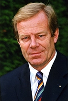 Prof. Dr. Dr. Volker Strunz zum Ehrenmitglied ernannt.
