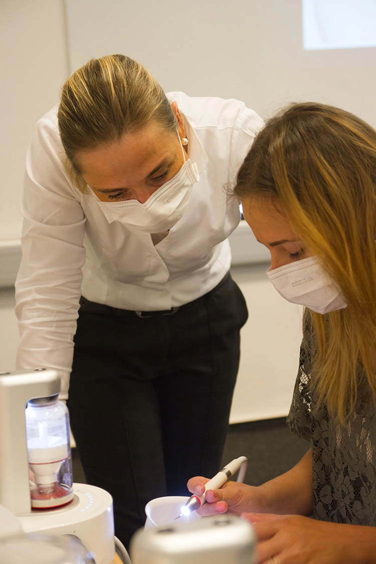 Abb. 1: Für die Swiss Dental Academy schult Adina Mauder regelmäßig Prophylaxe-Teams, hier in der Anwendung des piezokeramischen Ultraschall-Instruments PIEZON® PS.