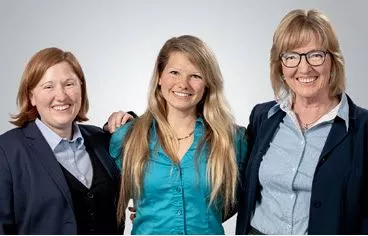 V.l.n.r.: Sabrina Rother und Nadine Rother (die 4. Generation) und Geschäftsführerin Dr. Brigitte Bartelt (3. Generation).