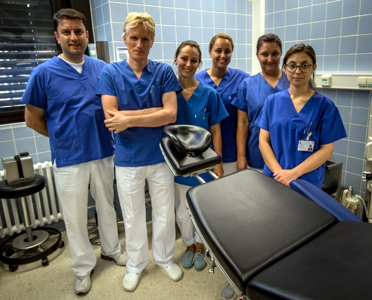 Das OP-Team der Poliklinik für Zahnärztliche Chirurgie und Implantologie mit Dr. Puria Parvini, Prof. Dr. Frank Schwarz und Frau Dr. Karina Obreja.