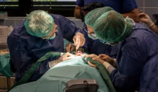 An 3 Tagen wurden die Patienten gemäß Studienprotokoll operiert – Prof. Dr. Frank Schwarz und das Team der Poliklinik für Zahnärztliche Chirurgie und Implantologie.