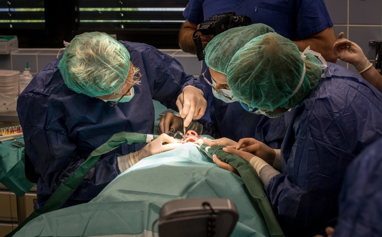 An 3 Tagen wurden die Patienten gemäß Studienprotokoll operiert – Prof. Dr. Frank Schwarz und das Team der Poliklinik für Zahnärztliche Chirurgie und Implantologie.