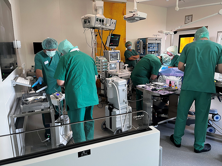 Die ersten zahnmedizinischen Eingriffe im neuen Operationszentrum LichtHafen sind erfolgt.