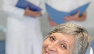 Der langfristige Erhalt der Mundgesundheit ist essenziell.