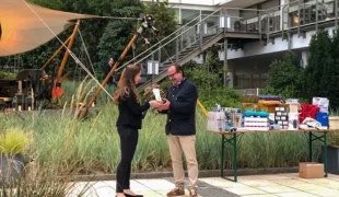 Marie-Christine Steegmann (BdZA) übergibt den ALUMNI-Preis 2020 an Prof. Dr. Robert Sader.