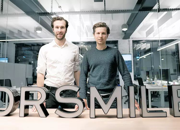 Die zwei Gründer von DrSmile: Christopher von Wedemeyer (links) und Jens Urbaniak freuen sich auf die gemeinsame Zeit.