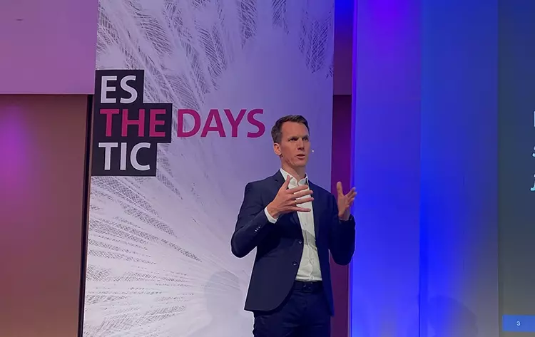 Geschäftsführer Andreas Utz begrüsst die Gäste zu den 3. Esthetic Days in Baden-Baden.