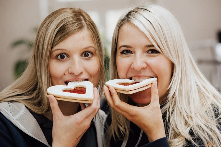 Abb. 3: Lifestyle@work oder wokstyle alive – Instagram- und Facebook-Post-Foto der Zahntechnik-Cham-Mitarbeiterinnen – v.l. Theresa Handl, Zahntechnikerin in Meister-Ausbildung und Zweitplatzierte des CANDULOR Kunstzahnwerk Award 2019 mit Susanne Leopold, Fachkraft für Dentale Abrechnung.