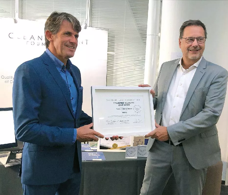 Die „CleanImplant Trusted Quality“ Auszeichnung erhielt Dr. Ulrich Volz, CEO von SDS, von Dr. Dirk Duddeck, Gründer und Head of Research der CleanImplant Foundation für das Keramik-Implantatsystem SDS2.2 (von links).