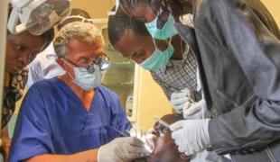 Das Weiterbildungsseminar findet vom 12.-17. November in Nakuru statt, an dem praktische und theoretische zahnärztliche Inhalte vermittelt werden.