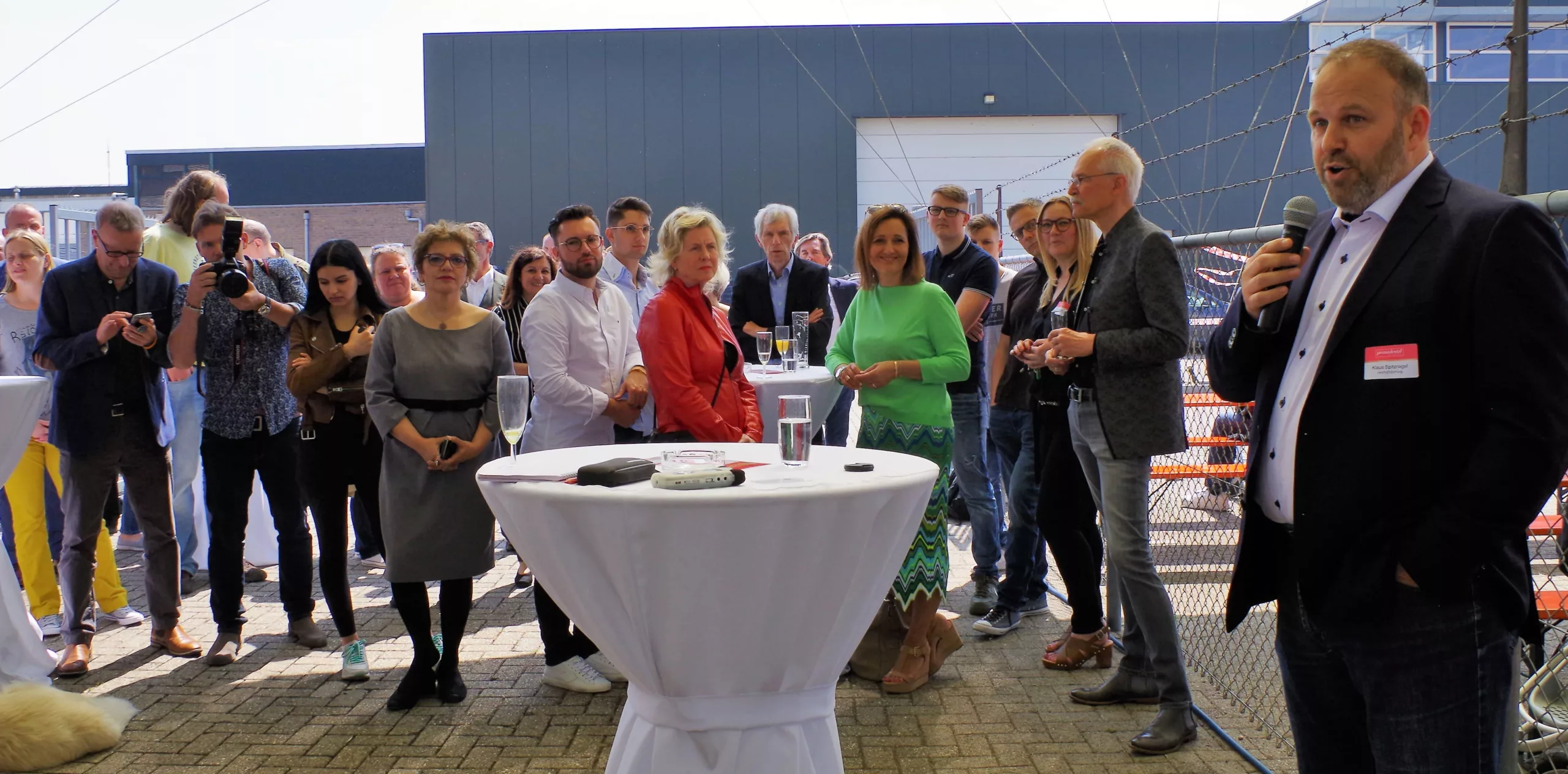 Dankesworte von Geschäftsführer Klaus Spitznagel (re) für die Unterstützung während des Umbaus an die Mitarbeiter von Permadental und das beauftragte Bauunternehmen.