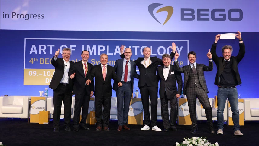 Geschafft! Die Freude über die erfolgreiche Konferenz von BEGO Implant Systems ist unübersehbar. V.l. Walter Esinger, E. Cömlekohlu, Gholamreza Ghaznavi, Stefan Fickl, Florian Beuer, Joost Brouwers, Eduardo de la Torre, Marc Thom.