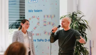 Melanie Becker, Head of Marketing D-A-CH, TePe D-A-CH GmbH, und Jürgen Vogel, Kampagnen-Testimonial und Schauspieler, dessen Gesicht die TePE Aufklärungskampagnen präsentiert, freuen sich über das Jubiläum.
