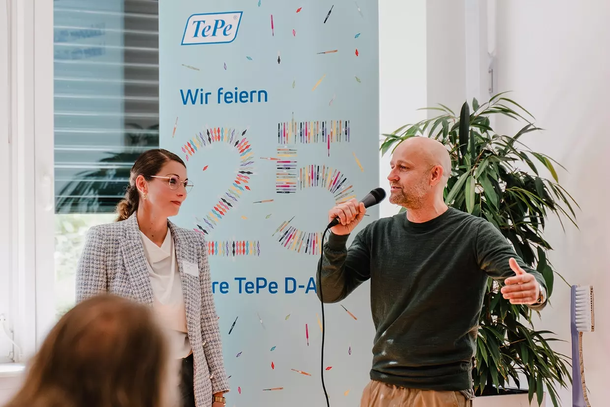 Melanie Becker, Head of Marketing D-A-CH, TePe D-A-CH GmbH, und Jürgen Vogel, Kampagnen-Testimonial und Schauspieler, dessen Gesicht die TePE Aufklärungskampagnen präsentiert, freuen sich über das Jubiläum.