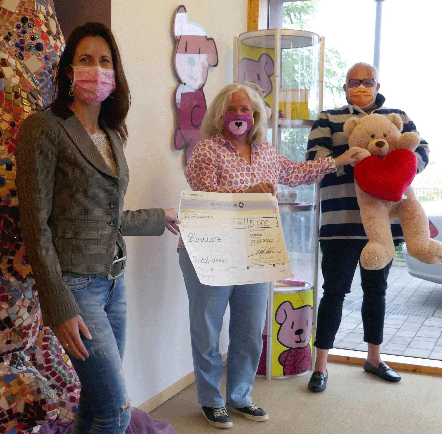 Bild v.l.: Ivonne Böttcher, Leitung des Geschäftsführungsbüros der Dental-Union GmbH und Anja Eli-Klein, Geschäftsführerin Bärenherz Stiftung sowie Stefan Bleidner, Geschäftsführer Dental-Union GmbH.