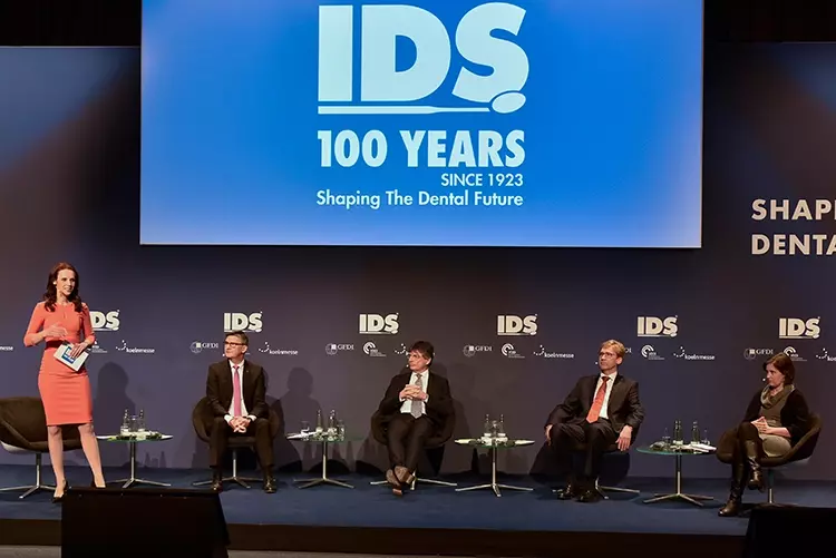 IDS 2023 – Europäisches Presse-Gespräch, 25. Januar 2023, v.l.n.r.: Susanne Schöne, Moderation, Oliver Frese, Geschäftsführer Koelnmesse GmbH, Mark Stephen Pace, Vorstandsvorsitzender VDDI, Dr. Henner Bunke, CED, Dr. Julinane Winkelmann, European Obs