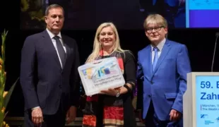 Übergabe des BLZK-Schulungskoffers „Ein Koffer voller Wissen: Mundpflege in der Pflege“ an Melanie Huml. Überreicht wurde der Koffer von Christian Berger (l.) und Dr. Rüdiger Schott (r.).