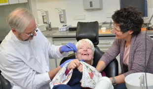 Behindertenorientierte Zahnmedizin: Jährlich werden rund 1.500 Patient/-innen mit Behinderung an der universitären Zahnklinik in Witten erfolgreich behandelt.