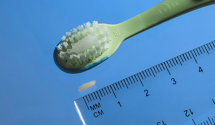 Abb. 2: Eine reiskorngroße Portion fluoridhaltige Zahnpasta reicht bis zum 2. Lebensjahr aus.