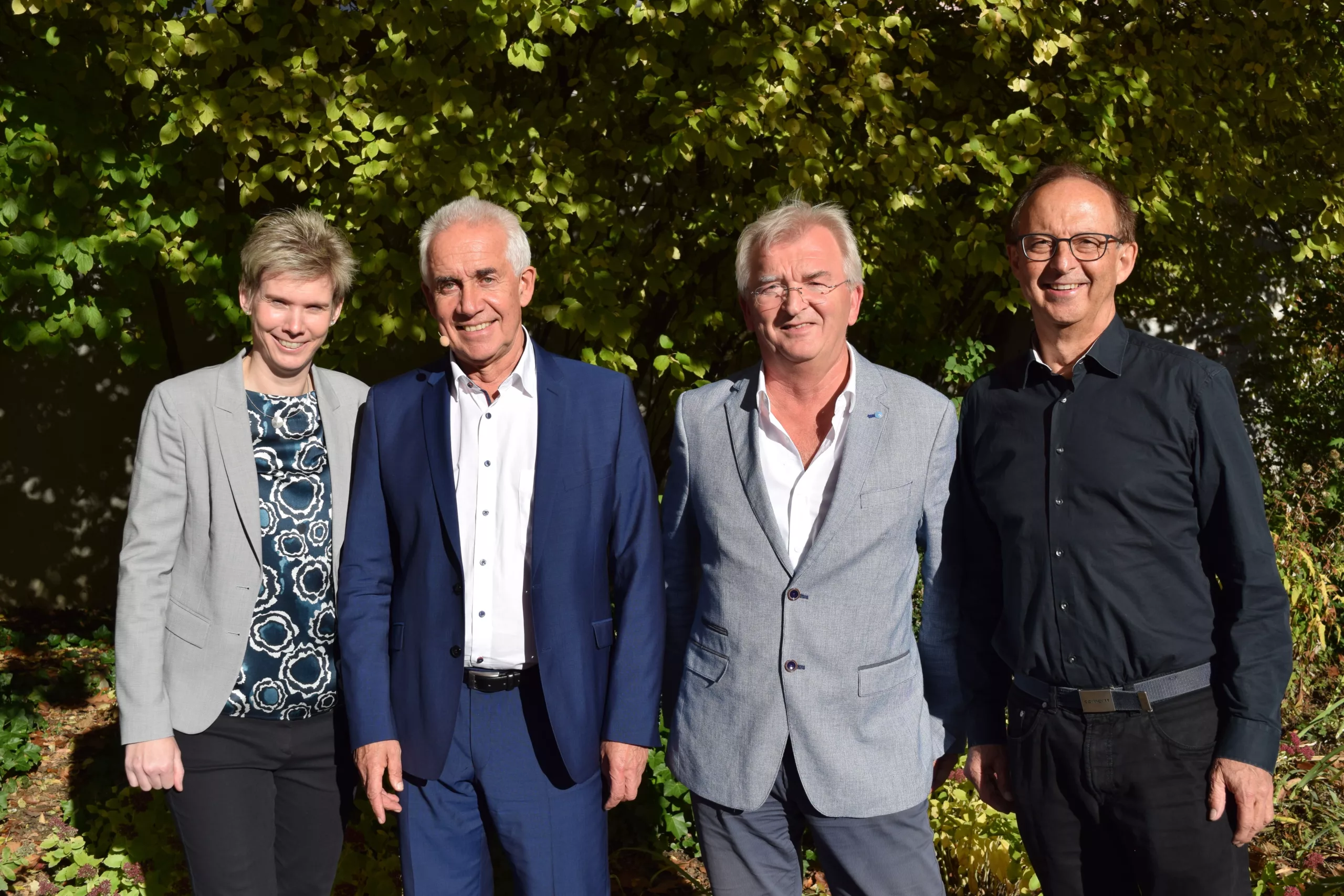 Prof. Dr. Johannes Einwag (2. v. r.) mit den Referenten (v. l.) Prof. Dr. Katrin Bekes, Prof. Dr. Elmar Hellwig und Prof. Dr. Adrian Lussi.