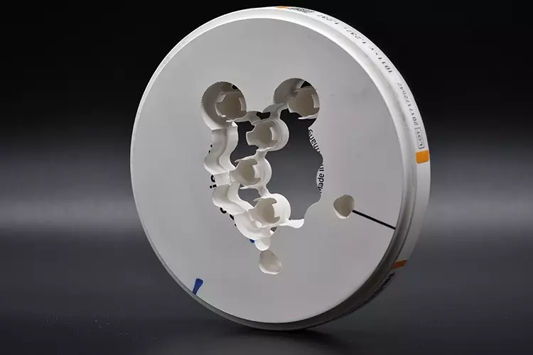Beim Merlon-Test wurden mit dem für Zirkoniumoxid optimierten Werkzeug von Hufschmied im Rahmen einer Studie an der Hochschule Augsburg Wandstärken bis auf 0,1 mm gefräst, ohne zu brechen.