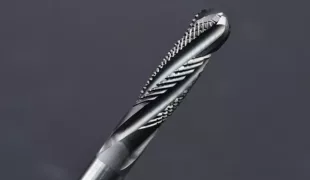Die Schneidengeometrie des Zirkonators hat eine Kompressionswirkung, die Mikroabplatzungen des Materials entgegenwirkt. Neuigkeit zur IDS: hyperDent 9.4 bietet Bearbeitungsstrategien, die eigens auf dieses Werkzeug abgestimmt sind.