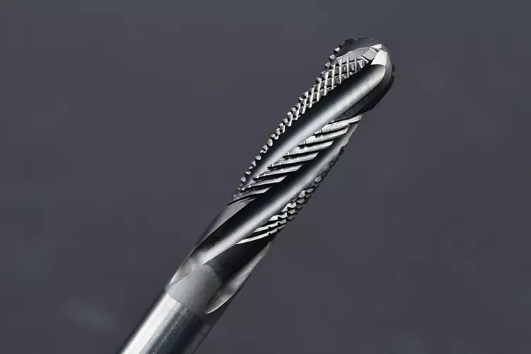Die Schneidengeometrie des Zirkonators hat eine Kompressionswirkung, die Mikroabplatzungen des Materials entgegenwirkt. Neuigkeit zur IDS: hyperDent 9.4 bietet Bearbeitungsstrategien, die eigens auf dieses Werkzeug abgestimmt sind.