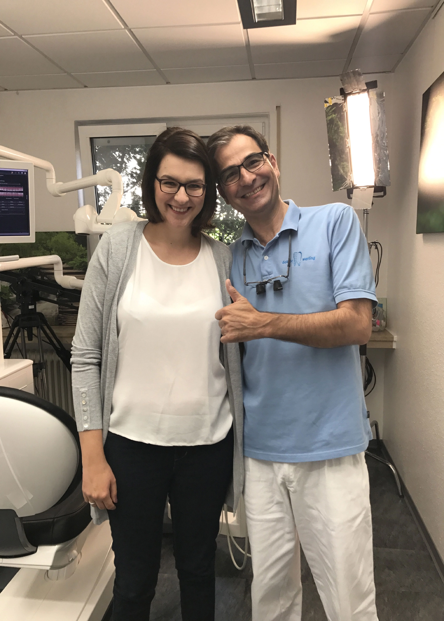 Dr. Gerhard Werling mit seiner glücklichen Patientin Nadine Schäfer.